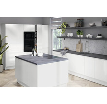 Světlá kuchyně s kuchyňským ostrovem, vestavěnými skříněmi a policemi