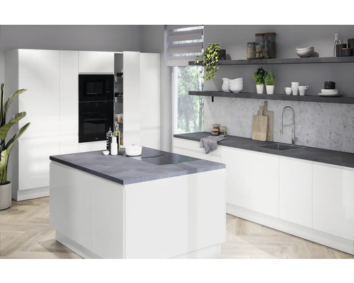 Světlá kuchyně s kuchyňským ostrovem, vestavěnými skříněmi a policemi