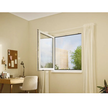 Světlá místnost s otevřeným oknem, stolem a dekoracemi.