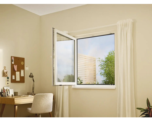 Světlá místnost s otevřeným oknem, stolem a dekoracemi.