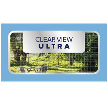 Jasný výhled na zahradní scénu za jemnou sítí