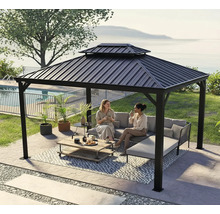 Zahradní scéna s altánem, pohovkou a dvěma ženami popíjejícími kávu