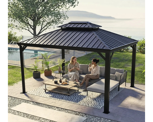 Zahradní scéna s altánem, pohovkou a dvěma ženami popíjejícími kávu