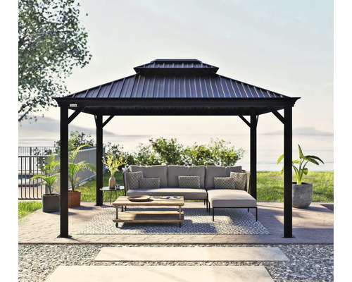 Pavilon s pohovkou, stolem a rostlinami pro venkovní použití