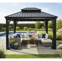 Zahradní scéna s altánem, posezením, stolem, rostlinami a dvěma lidmi