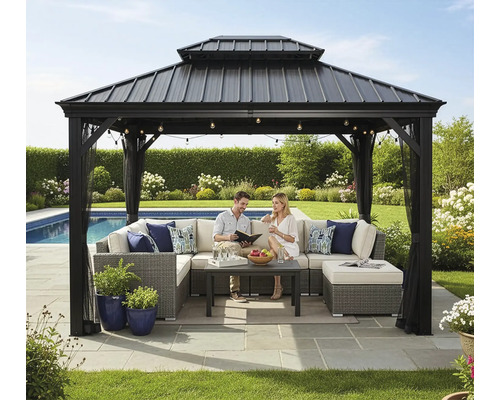 Zahradní scéna s altánem, posezením, stolem, rostlinami a dvěma lidmi