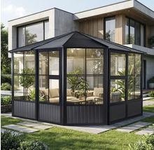 Zahradní stan s prosklenými stěnami a posezením v zahradě