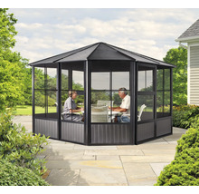 Volně stojící zahradní pavilon se dvěma lidmi na zahradě.