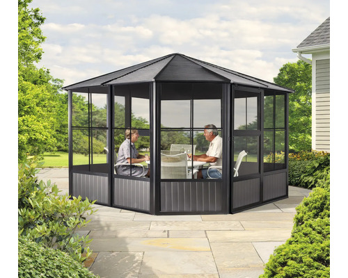 Volně stojící zahradní pavilon se dvěma lidmi na zahradě.