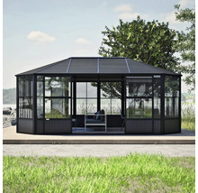 Zahradní stan ze skla a dřeva s posezením venku