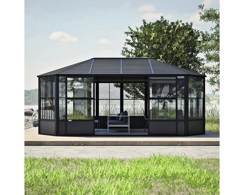 Zahradní stan ze skla a dřeva s posezením venku
