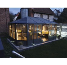 Vnější pohled na zahradní pavilon s nábytkem v zahradě.