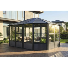 Volně stojící pavilon s pohovkou a rostlinami na dřevěné terase