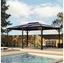 Pavilon se stolem, židlemi a lavicí v zahradě u bazénu