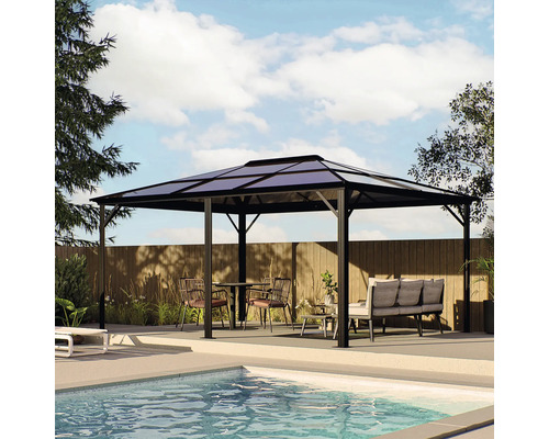 Pavilon se stolem, židlemi a lavicí v zahradě u bazénu