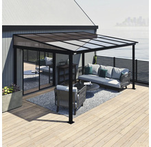 Terasa se zastřešením a nábytkem na dřevěné terase