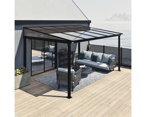 Terasa se zastřešením a nábytkem na dřevěné terase