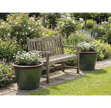 Zahradní krajina s dřevěnou lavicí a osázenými květináči