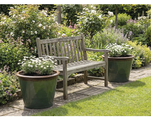 Zahradní krajina s dřevěnou lavicí a osázenými květináči