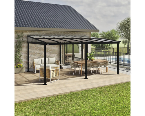 Terasa s terasovým přístřeškem, posezením a jídelním stolem na dřevěné terase