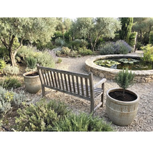 Zahradní scéna s dřevěnou lavicí, květináči a jezírkem