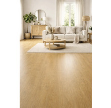 Obývací pokoj se světle hnědou dřevěnou podlahou, pohovkou, konferenčním stolkem a kobercem