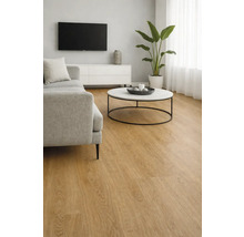 Světlý obývací pokoj se světlou dřevěnou podlahou, pohovkou a konferenčním stolkem