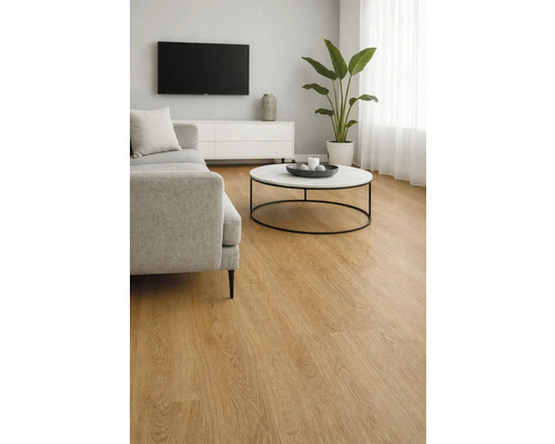 Světlý obývací pokoj se světlou dřevěnou podlahou, pohovkou a konferenčním stolkem