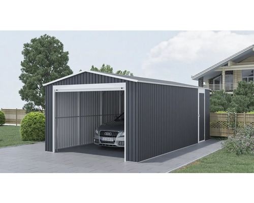 Velká kovová garáž v antracitové barvě s bílým rámem a sedlovou střechou, s bočním vchodem a zaparkovaným autem na dlážděné příjezdové cestě.