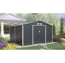 Tmavě šedý kovový zahradní domek se sedlovou střechou, bílými hranami a dvoukřídlými dveřmi v zahradě.