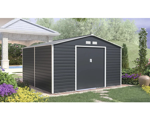 Tmavě šedý kovový zahradní domek se sedlovou střechou, bílými hranami a dvoukřídlými dveřmi v zahradě.