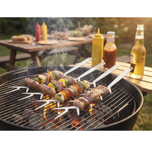 Grilovací scéna s grilovanými špízy na grilu na dřevěné uhlí, omáčkami a nápoji venku