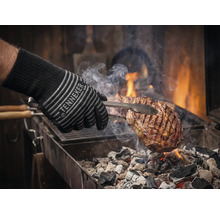 Grilovací rukavice s masem na grilu