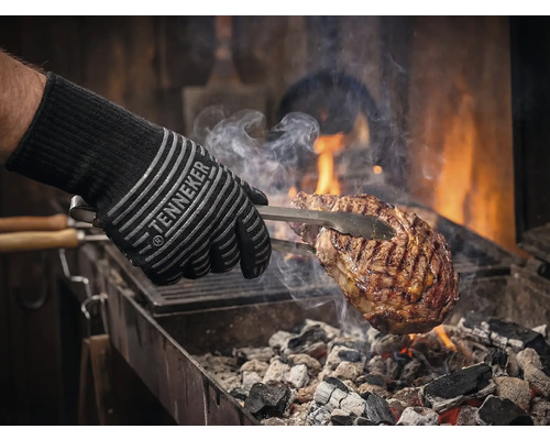Grilovací rukavice s masem na grilu