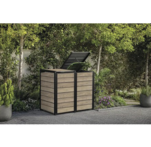 Dřevěný box na popelnice s otevřeným víkem na zahradě