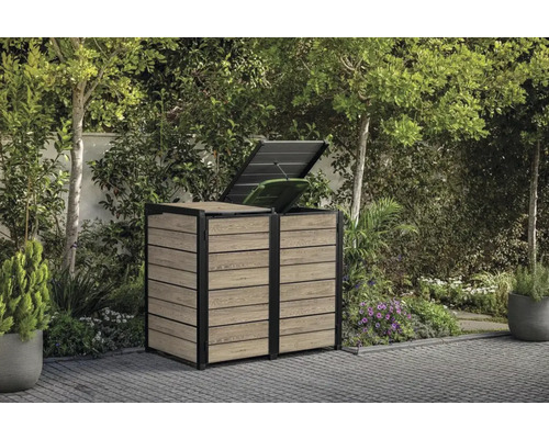 Dřevěný box na popelnice s otevřeným víkem na zahradě