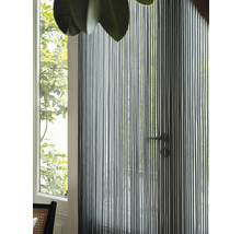 Dekorativní provázkový závěs před oknem