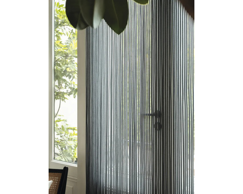 Dekorativní provázkový závěs před oknem