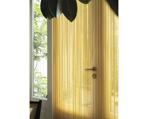 Pokojová scéna se závěsy jako dveřní závěs