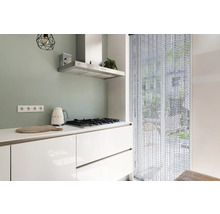 Moderní kuchyně s varnou deskou, odsavačem par a perličkovým závěsem