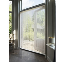 Pohled do místnosti s perličkovým závěsem u otevřených dveří na terasu