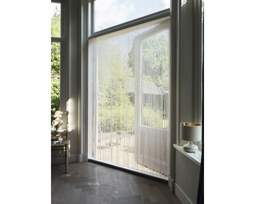 Pohled do místnosti s perličkovým závěsem u otevřených dveří na terasu