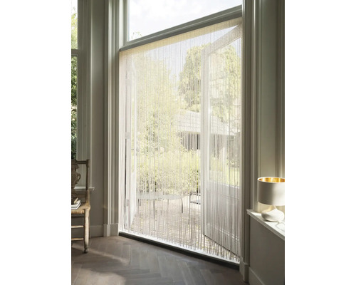 Dekorativní šňůrkový závěs před terasovými dveřmi