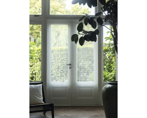 Dvojité dveře s dekorativní fólií a denním světlem v obývacím pokoji.