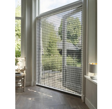 Interiér s oknem a moderním roletovým systémem pro regulaci světla