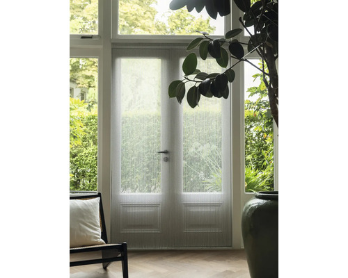 Pohled do místnosti s dvoukřídlými dveřmi a sítí proti hmyzu