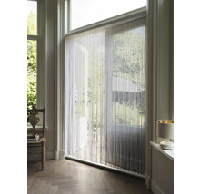 Dekorativní provázkový závěs před terasovými dveřmi pro design obývacího pokoje.