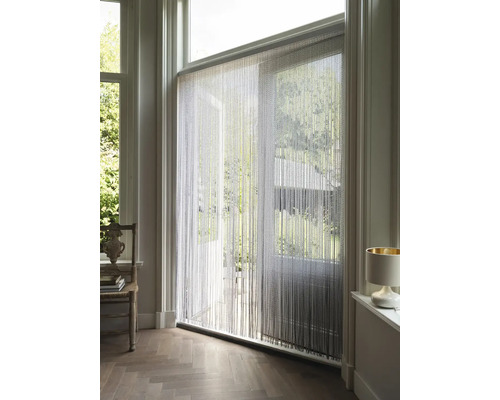 Dekorativní provázkový závěs před terasovými dveřmi pro design obývacího pokoje.