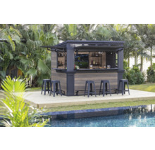 Venkovní bar s židlemi na dřevěné terase u bazénu