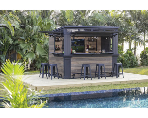 Venkovní bar s židlemi na dřevěné terase u bazénu